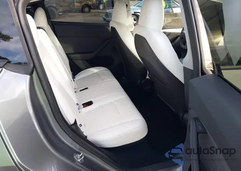 2025 Tesla Model Y Long Range Dual Motor Rear-Wheel Drive z USA, uszkodzony, nr VIN 7SAYGDED6SA373498